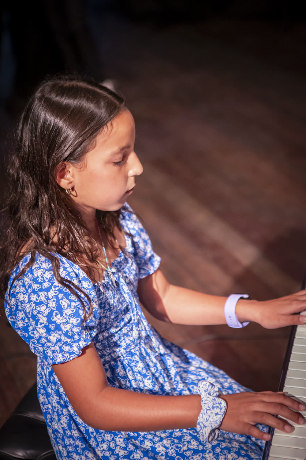 Jeune pianiste au clavier lors du spectacle 2024